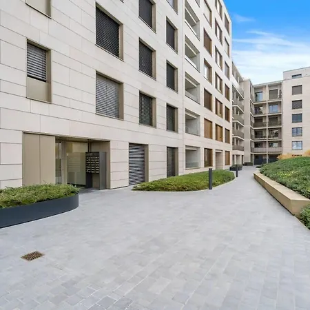 Apartmán Lux Escape 2br With Balcony & Workspace *