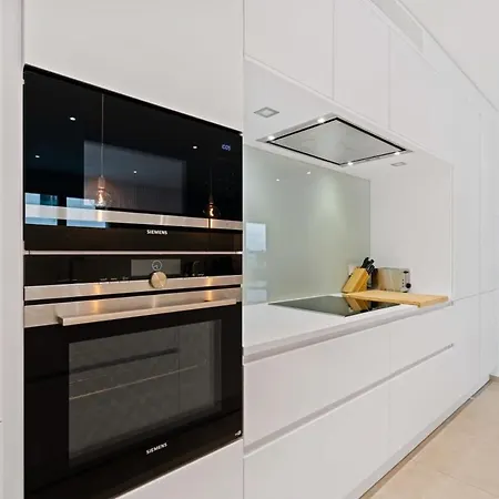 Lux City Escape 2br Apt With Balcony & Workspace