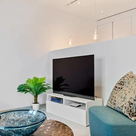 Lux City Escape 2br Apt With Balcony & Workspace *
