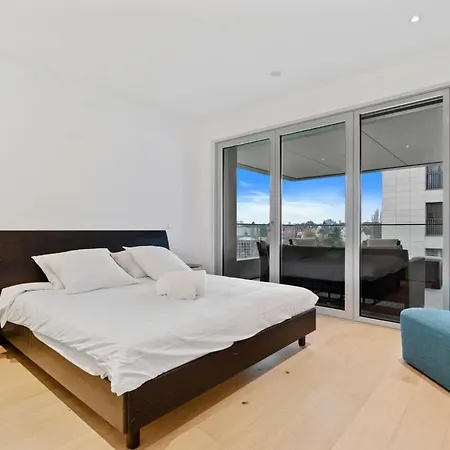 Lux City Escape 2br Apt With Balcony & Workspace *