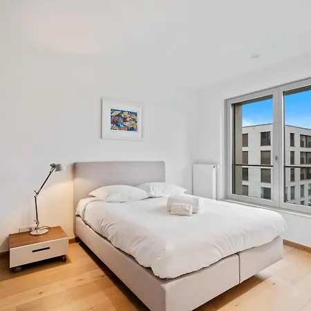 Lux City Escape 2br Apt With Balcony & Workspace