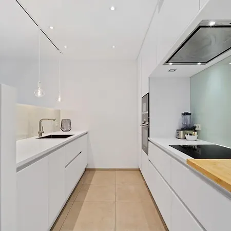 Lux City Escape 2br Apt With Balcony & Workspace *