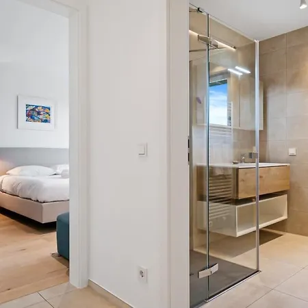 Lux City Escape 2br Apt With Balcony & Workspace Apartment