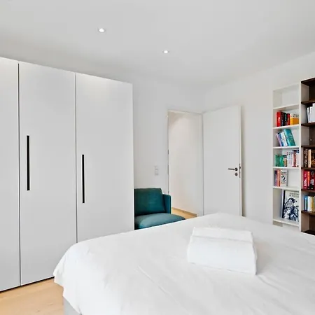 Lux City Escape 2br Apt With Balcony & Workspace