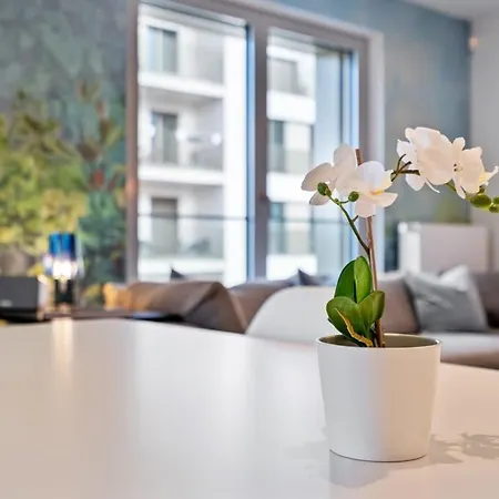 Lux City Escape 2br Apt With Balcony & Workspace Apartamento