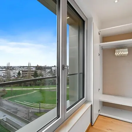 Lux City Escape 2br Apt With Balcony & Workspace