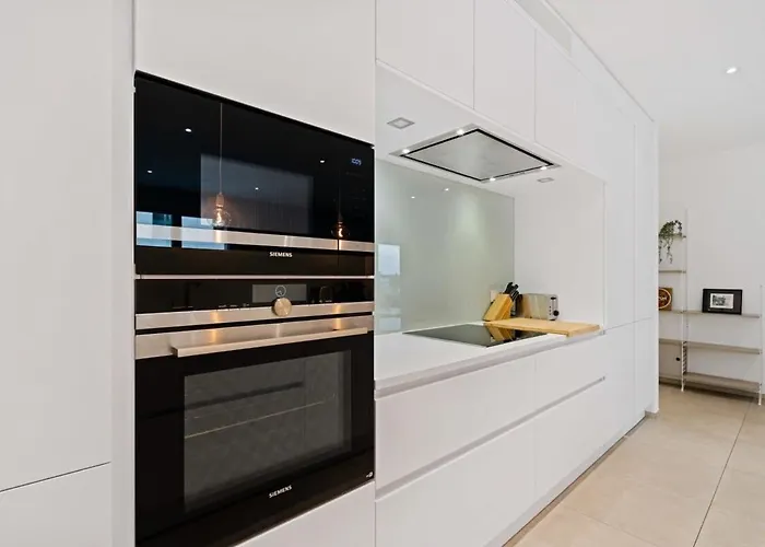 Lux Escape 2br With Balcony & Workspace