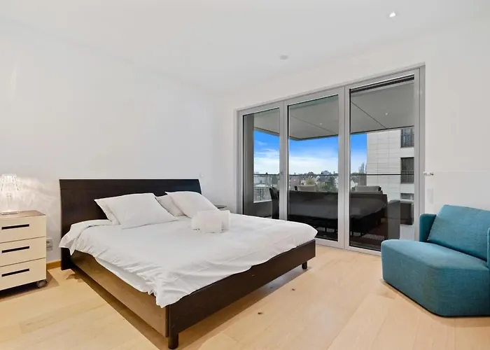 Lux Escape 2br With Balcony & Workspace *