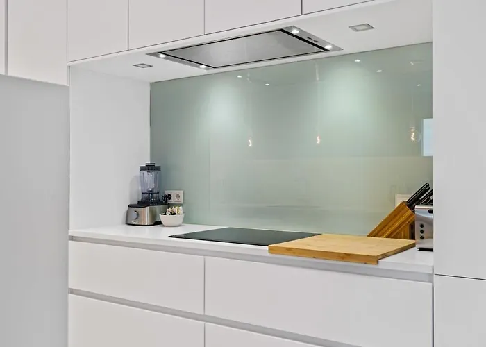 Lux Escape 2br With Balcony & Workspace *