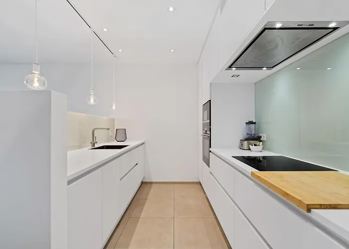 Lux Escape 2br With Balcony & Workspace *