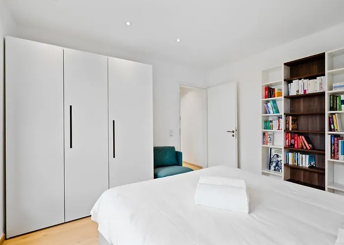 Lux Escape 2br With Balcony & Workspace