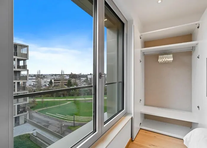 Lux Escape 2br With Balcony & Workspace