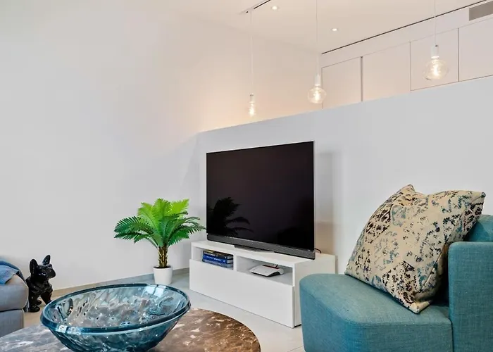 Lux Escape 2br With Balcony & Workspace *