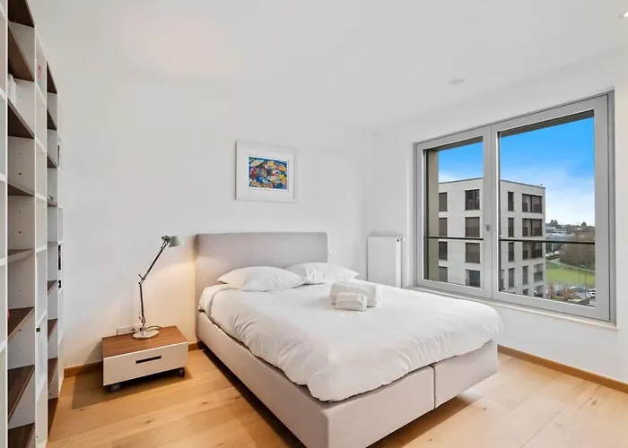 Lux Escape 2br With Balcony & Workspace